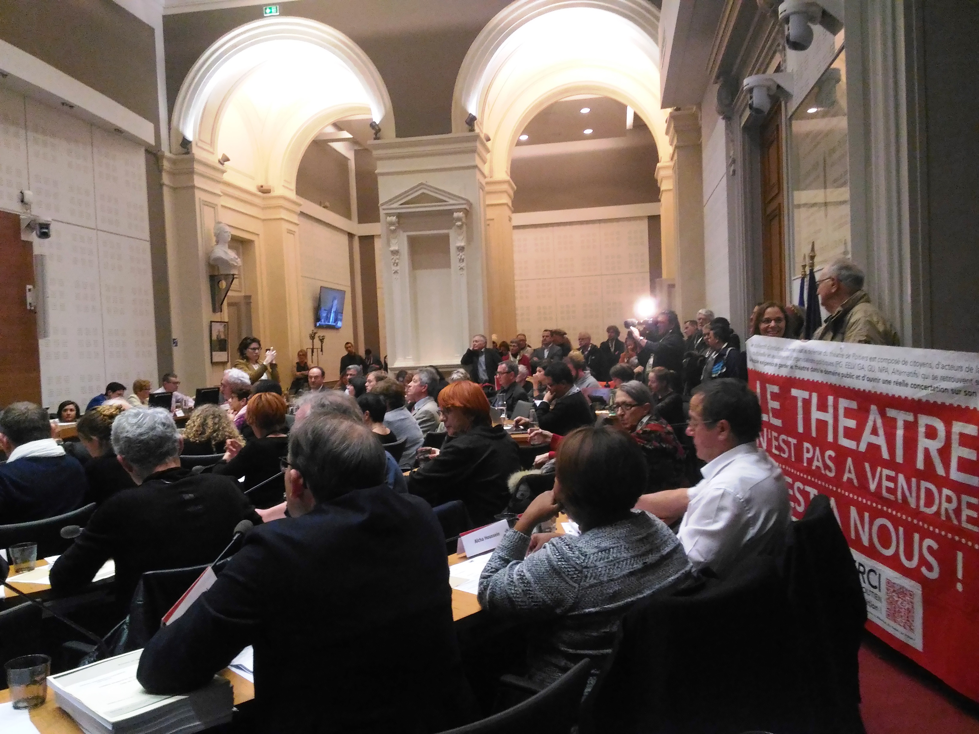 le-theatre-nest-pas-a-vendre